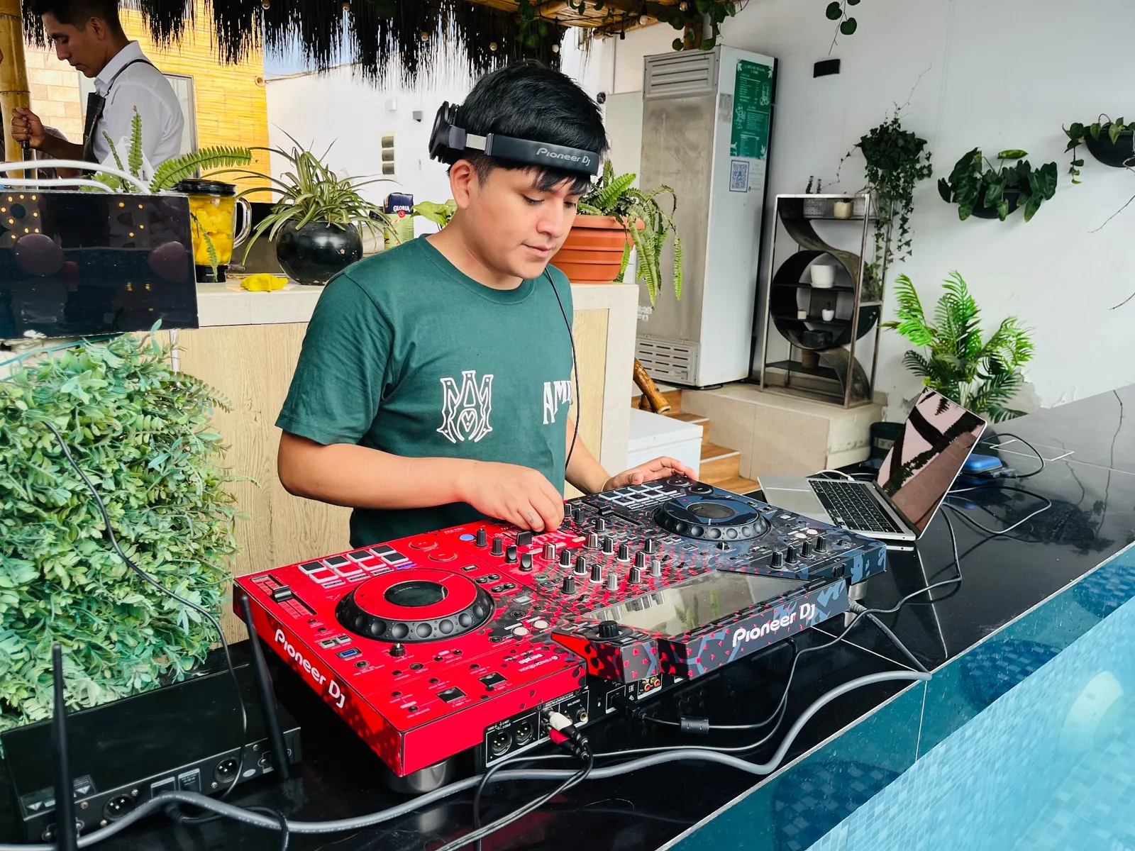 Nick Reyna DJ durante un evento